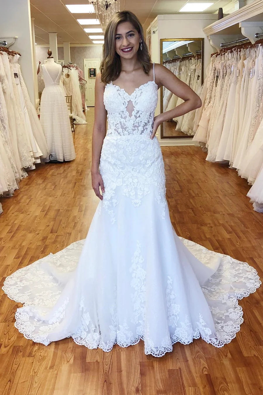 Vestido de novia largo de sirena con tirantes de encaje y cola